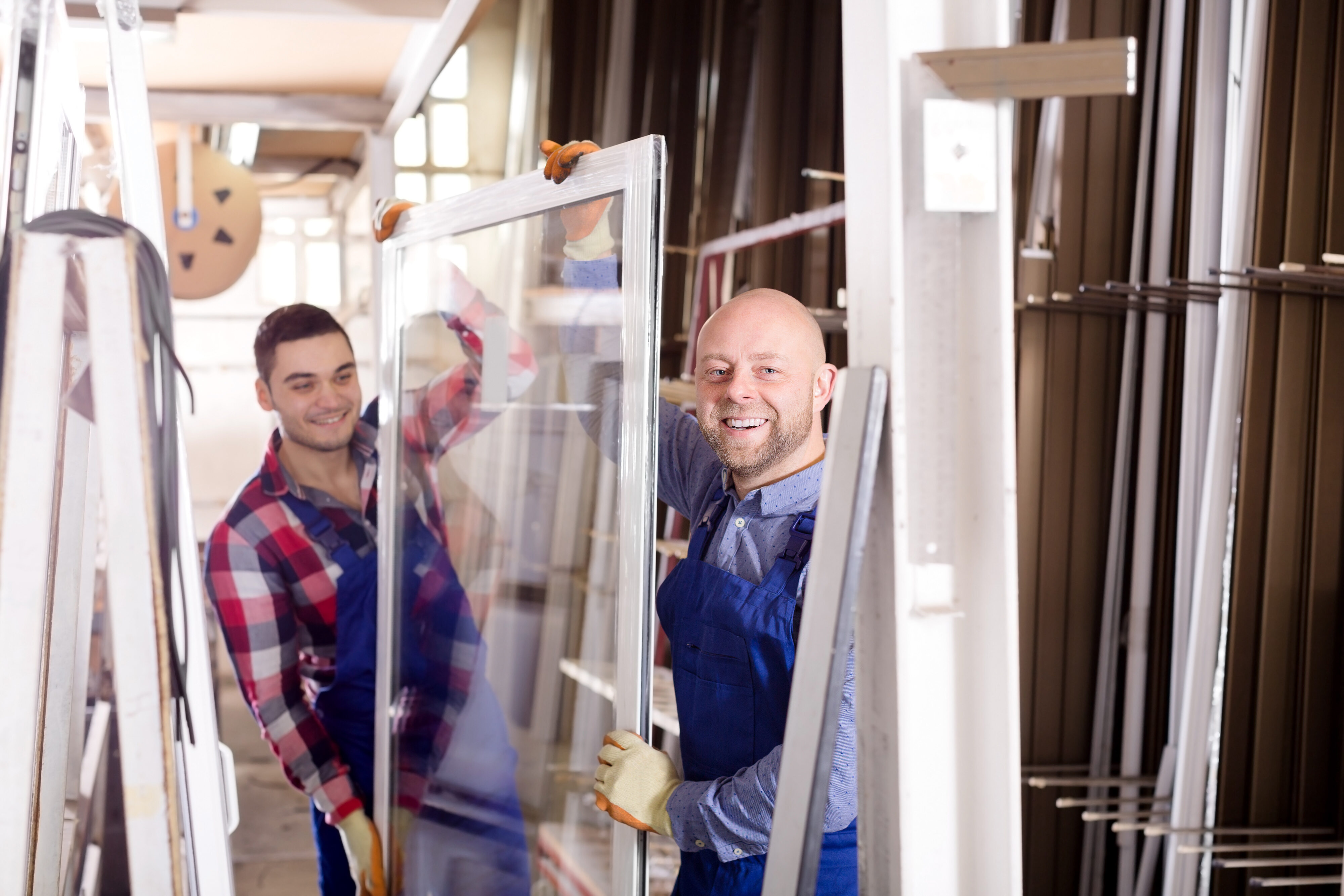 twee mannen lachend in beeld
